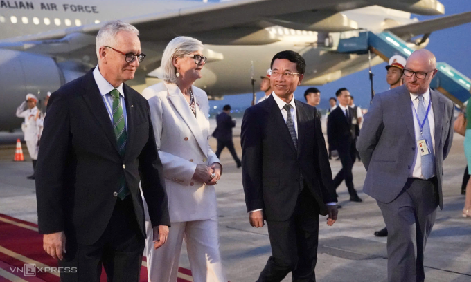Bộ trưởng Khoa học và Công nghệ Nguyễn Mạnh Hùng (thứ hai từ phải sang) đón Toàn quyền Australia Sam Mostyn và phu quân. Ảnh: Lưu Quý