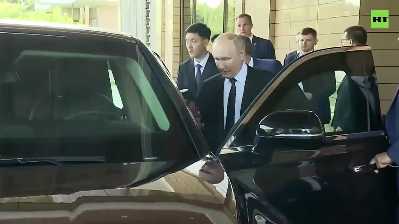 Tổng thống Putin lái xe chở lãnh đạo Kim Jong-un