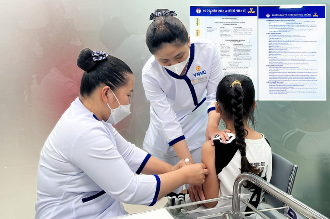 Bé gái 9 tuổi, ở xã Tân Nhựt, TP HCM tiêm vaccine sốt xuất huyết mũi thứ hai để phòng bệnh tại Hệ thống Tiêm chủng VNVC. Ảnh: Diệu Thuần
