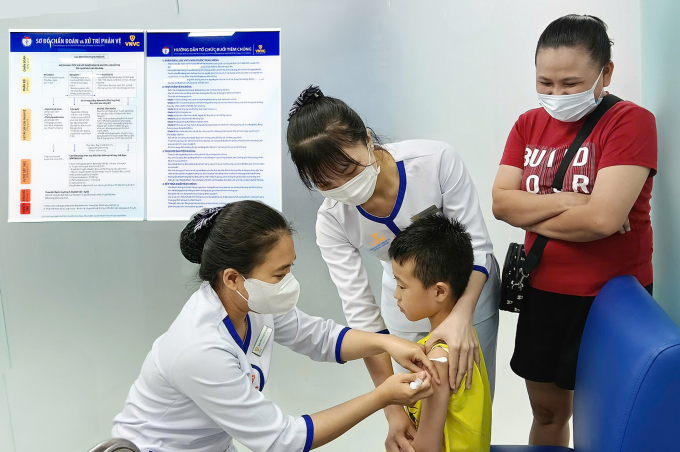 Bé trai tiêm vaccine phòng dại sau khi bị chó cắn tại Trung tâm tiêm chủng VNVC Nhà Bè, xã Nhà Bè, TP HCM. Ảnh: Khánh Hòa