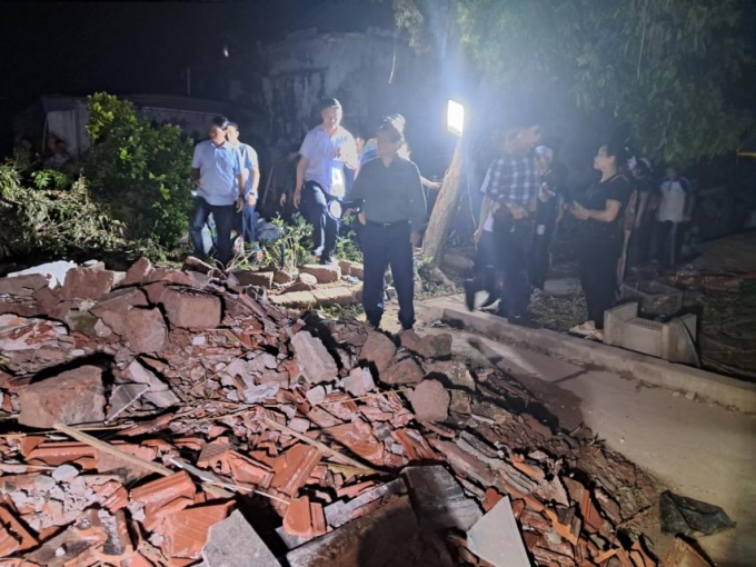 Thủ tướng tới hiện trường vụ sập nhà do lốc xoáy ngày 29/9 khiến 2 vợ chồng cụ Hoàng Văn Khiêm-Đoàn Thị Nhị tử vong tại thôn Phú Bình, xã Quỹ Nhất - Ảnh: VGP/Hà Văn