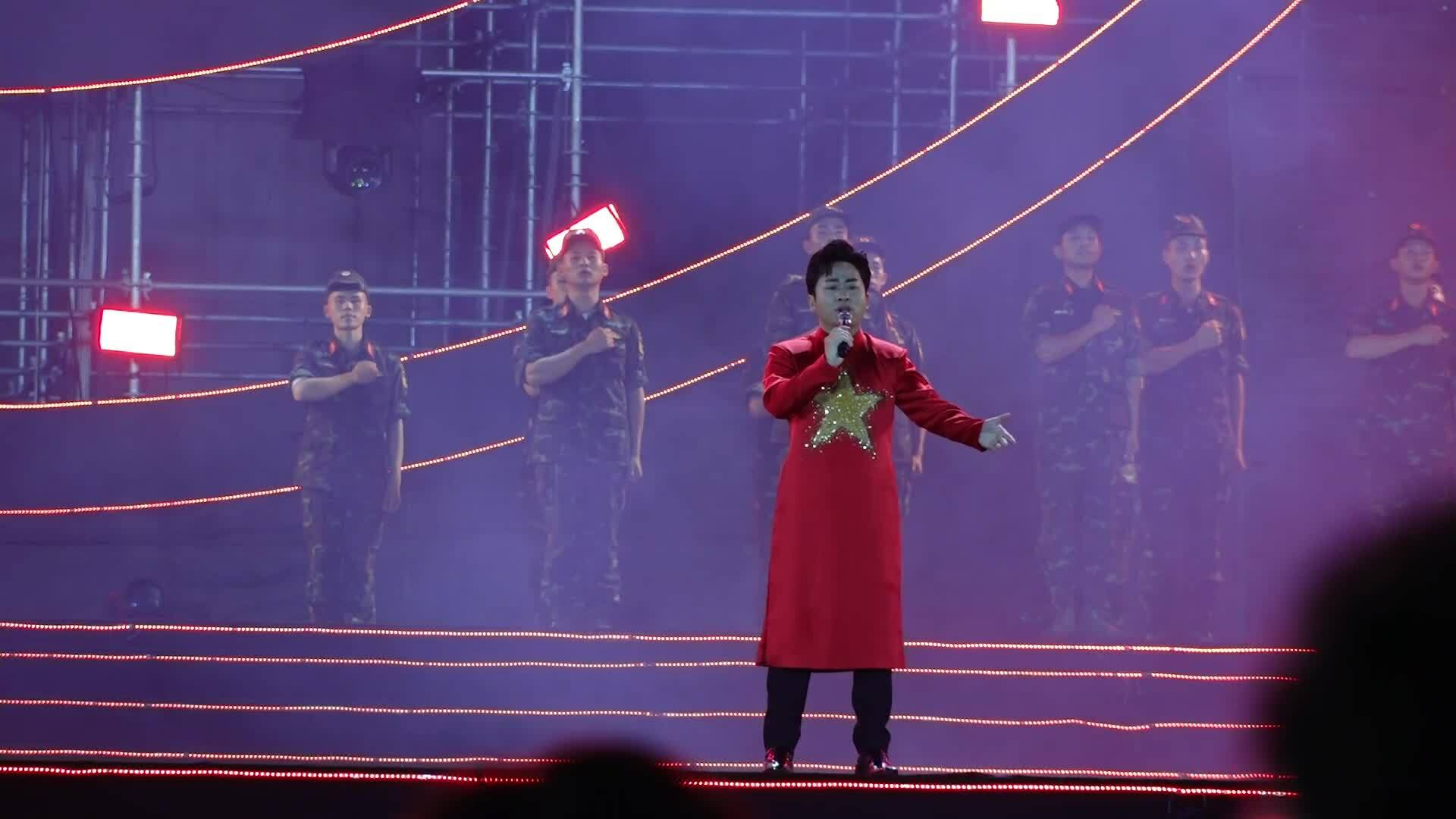 Tùng Dương hát