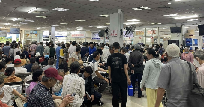 Đông đúc bệnh nhân chờ tại khu khám Bệnh viện Nhân dân Gia Định, sáng 24/9. Ảnh: Khánh Hồng