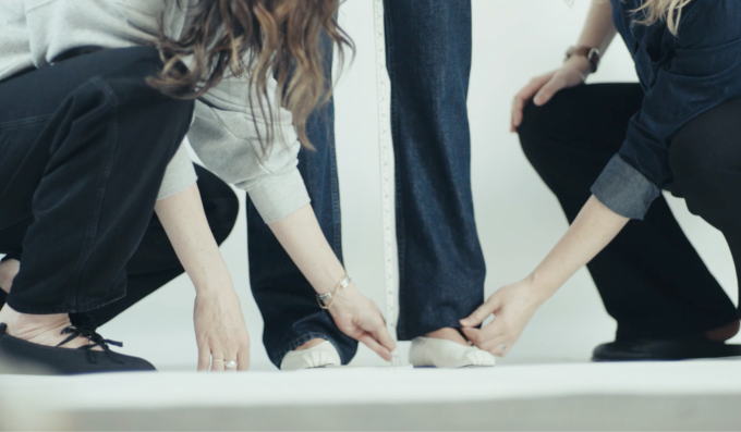 Phom dáng quần jeans của Uniqlo được tinh chỉnh đến từng milimet. Ảnh: Uniqlo