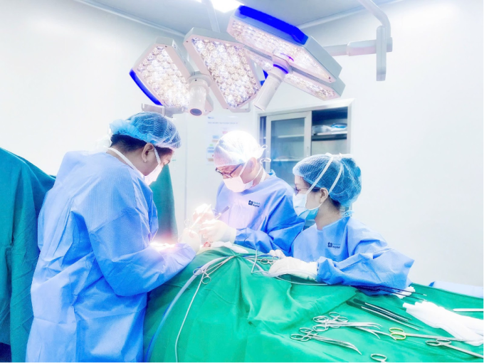 Bác sĩ Huân (giữa) và ê-kíp phẫu thuật chữa ung thư da cho bệnh nhân Hằng. Ảnh: Bệnh viện Đa khoa Tâm Anh