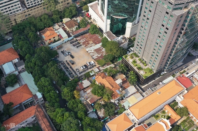 Khu đất gần 6.300 m2 ở đường Nguyễn Du và Chu Mạnh Trinh, quận 1. Ảnh: Quỳnh Trần.