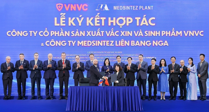 Ông Konstantin Gorodnitsky Trưởng Văn phòng Đại diện Công ty Medsintez tại Việt Nam và bà Trần Thị Hồng Thủy, Giám đốc Nhà máy Vaccine và Sinh phẩm VNVC (hàng trên), ký kết hợp tác dưới sự chứng kiến của Bộ trưởng Bộ Y tế Liên bang Nga Mikhail Murashko và Bộ trưởng Bộ Y tế Việt Nam Đào Hồng Lan. Ảnh: Phạm Giang