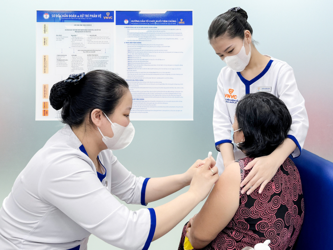 Người cao tuổi tiêm vaccine cúm phòng bệnh tại Hệ thống Tiêm chủng VNVC. Ảnh: Diệu Thuần