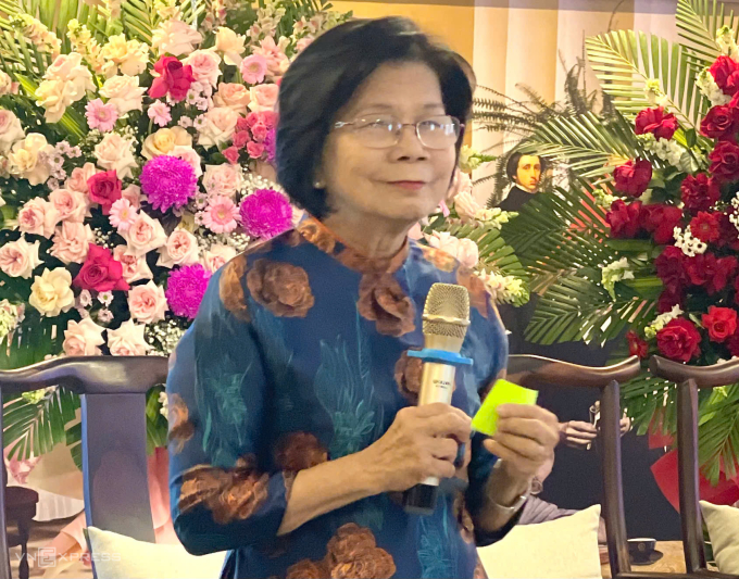 Nhà báo Vũ Kim Hạnh ở buổi ra mắt sách ở Hà Nội, ngày 14/9. Bà 74 tuổi, từng giữ chức tổng biên tập báo Tuổi Trẻ, Chủ biên phụ trách báo Sài Gòn Tiếp Thị. Hiện bà là Chủ tịch Hội Doanh nghiệp hàng Việt Nam chất lượng cao. Ảnh: Phương Linh