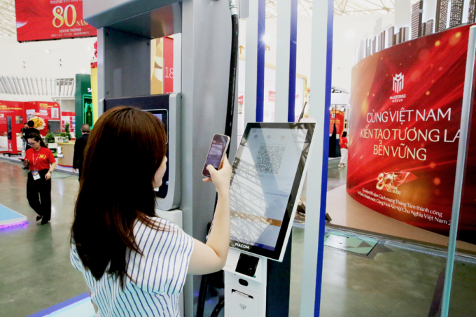 Khách tham quan trải nghiệm ki-ốt mua xăng tự động. Ảnh: PIACOM
