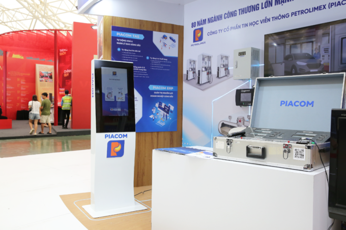 Trạm xăng tự động được giới thiệu tại gian hàng của Bộ Công Thương. Ảnh: PIACOM
