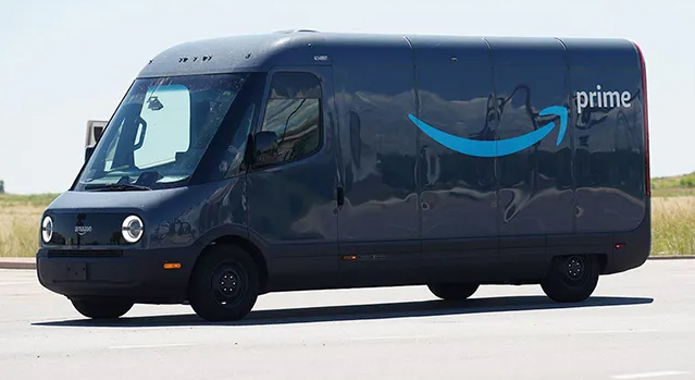 Một chiếc xe tải điện Rivian giao hàng cho Amazon Prime vào ngày 4 tháng 8 tại Thornton, Colorado. (David Zalubowski/Associated Press)