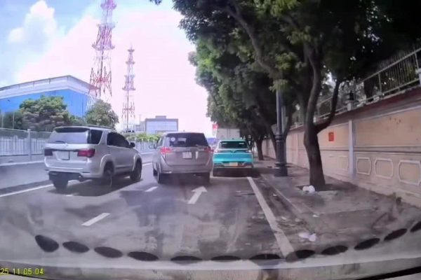 Va chạm nhẹ, xe SUV lật ngang trên đường