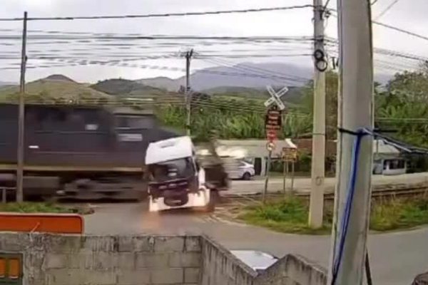 Tai nạn đường sắt: Xe đầu kéo bị tàu hỏa đâm nát