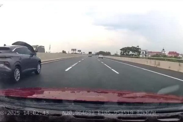 Mở nắp ca-pô để ‘mát máy thoáng pin’: lợi bất cập hại