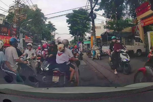 Xe máy đi ngược chiều: Tắc nghẽn giao thông nghiêm trọng