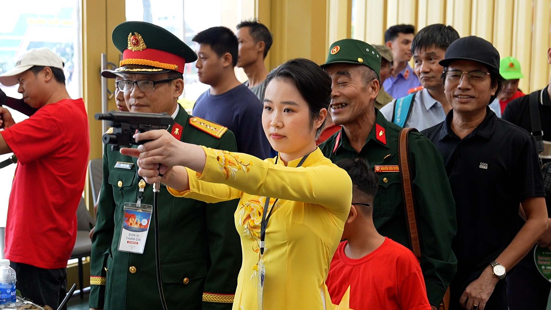 Xếp hàng trải nghiệm bắn súng tại triển lãm thành tựu đất nước