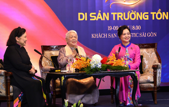 Từ trái sang: Tiến sĩ, chuyên gia tâm lý Lý Thị Mai, bà Xuân Phượng, chủ tịch câu lạc bộ Di sản áo dài Việt Nam tại TP HCM Phùng Thị Thu Thủy. Ảnh: Nguyễn Á