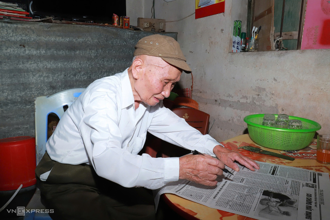 Ông Dương Văn Giang, 97 tuổi, vẽ lại sơ đồ địa đạo Tam Hưng tại nhà riêng ở thôn Văn Khê, xã Tam Hưng, Hà Nội, chiều 13/8. Ảnh: Quỳnh Nguyễn