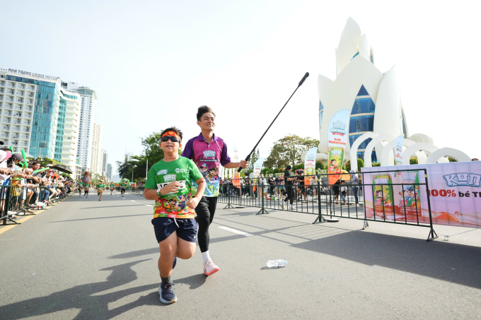 VĐV tâng bóng nghệ thuật Trọng Thy đồng hành cùng các em nhỏ trên đường chạy Kun Marathon Nha Trang 2025. Ảnh: VnExpress Marathon