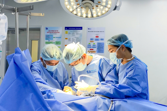 Bác sĩ Duy (giữa) thực hiện khâu nối gân cho anh Dũng. Ảnh: Bệnh viện Đa khoa Tâm Anh