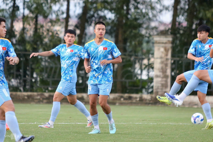 Tiền vệ Việt kiều Trần Thành Trung (giữa) tập luyện cùng U23 Việt Nam ngày 2/9 tại Phú Thọ. Ảnh: Hoàng Tùng