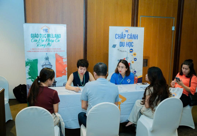 Đội ngũ PHC tư vấn du học tại sự kiện. Ảnh: PHC