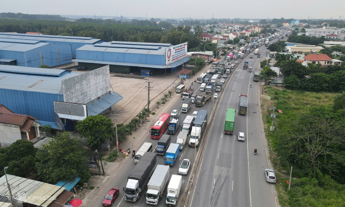 Tai nạn khiến quốc lộ 51 ùn tắc kéo dài. Ảnh: Phước Tuấn