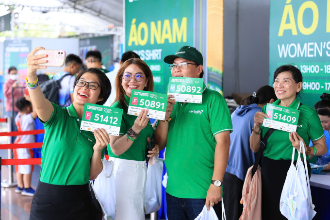 Runner nhận Bib VnExpress Marathon Cần Thơ chiều 12/9 tại công viên Sông Hậu. Ảnh: VnExpress Marathon