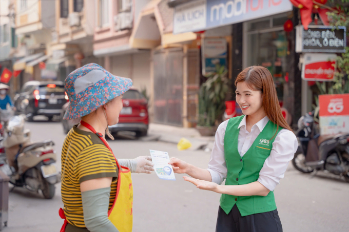 Nhân viên F88 tư vấn dịch vụ cho tiểu thương. Ảnh: F88