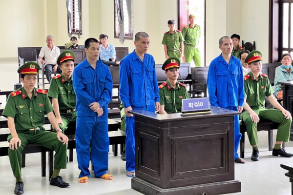 Mâu thuẫn ôtô chắn lối đi, bắn người gây thương tích