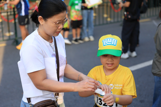 Phụ huynh dặn dò, động viên con trước giờ xuất phát. Ảnh: VnExpress Marathon