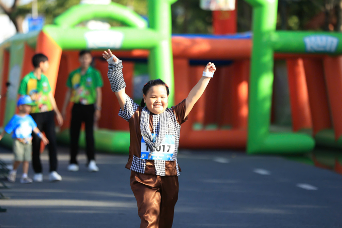 Con gái chị Giang dù bị gãy tay cũng cố gắng hoàn thành đường đua. Ảnh: VnExpress Marathon