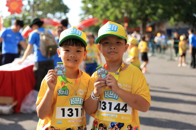 Các em nhỏ nhận huy chương sau khi về đích. Ảnh: VnExpress Marathon