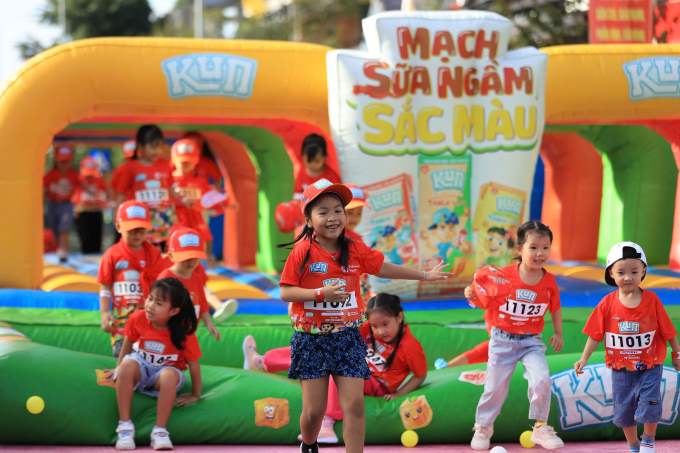 Các em nhỏ hào hứng vượt qua các chướng ngại vật trên đường chạy. Ảnh: VnExpress Marathon