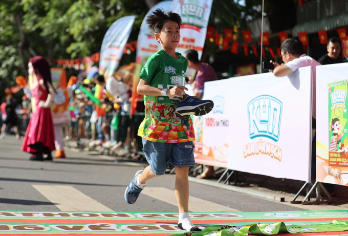 Một Kun runner bị tuột giày nhưng vẫn cố gắng về đích. Ảnh: VnExpress Marathon