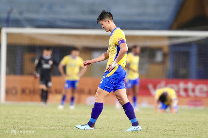 Đỗ Duy Mạnh thất vọng khi Hà Nội FC thua Thể Công 0-1 ở vòng loại Cup Quốc gia 2025-2026, trên sân Hàng Đẫy, Hà Nội ngày 14/9/2025. Ảnh: Hoàng Huynh