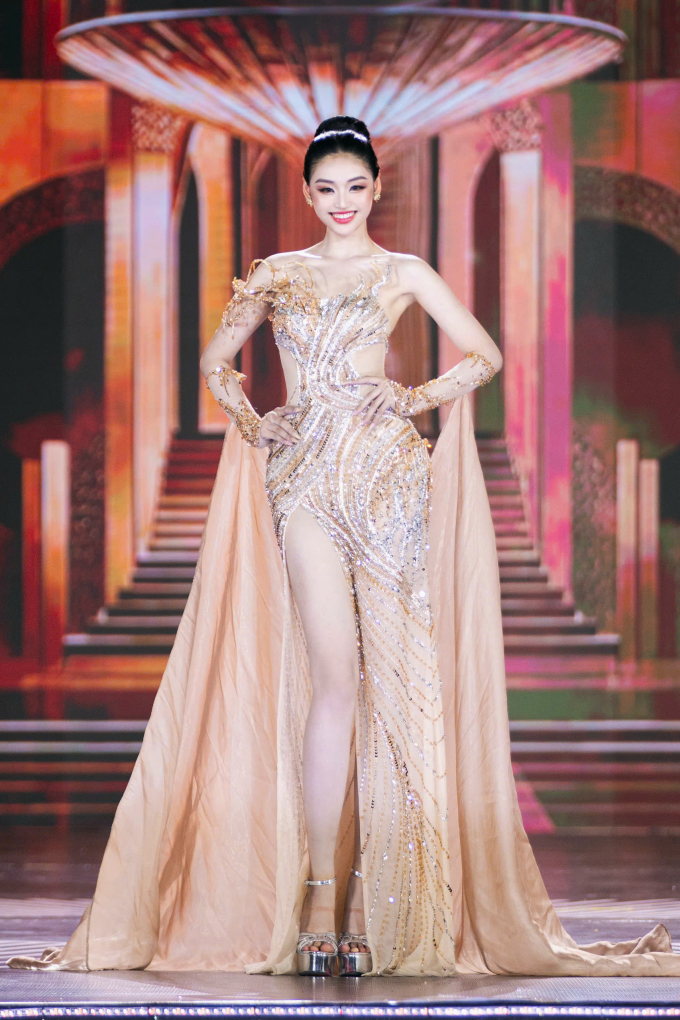 Yến Nhi trong phần thi trang phục dạ hội dành cho top 15.