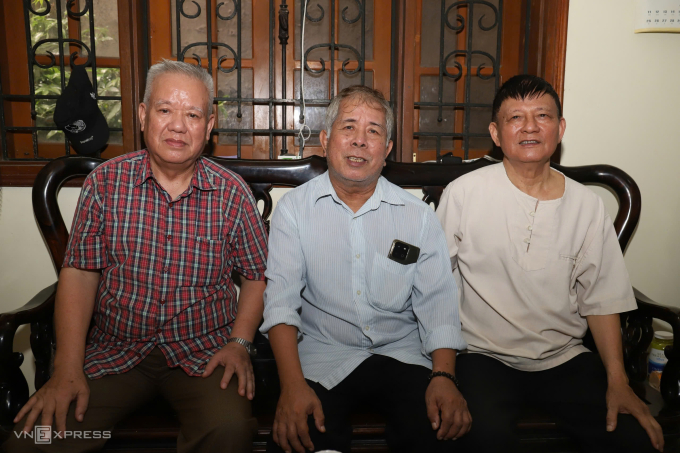 Ông Đoàn Như Lẫm, ông Vũ Ngọc Lương và ông Nguyễn Văn Thanh (từ trái sang phải), cựu điện báo viên từng tham gia kháng chiến chống Mỹ tại chiến trường miền nam, giai đoạn 1968 - 1975, tại nhà riêng trên đường Trần Cung, Cầu Giấy, sáng 15/9. Ảnh: Nga Thanh