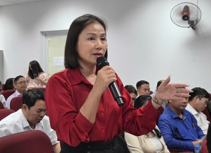 Cô Bích Hạnh chia sẻ cách trường THPT Trần Nguyên Hãn vận động học sinh không dùng điện thoại. Ảnh: Lệ Nguyễn