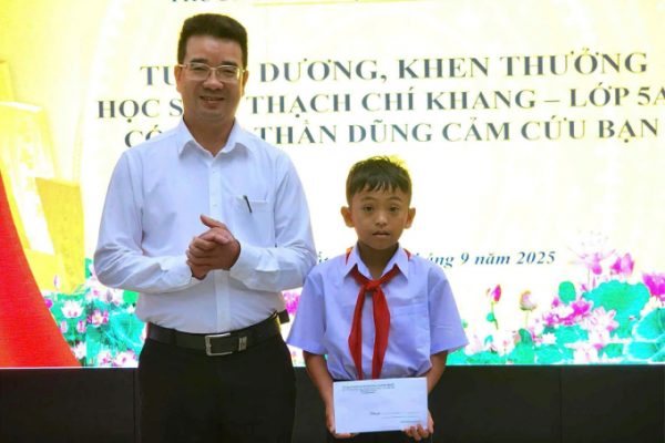 Tuyên dương học sinh dũng cảm cứu bạn trong vụ án Đăk Lăk