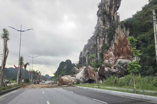 Đá lở Hạ Long – Cẩm Phả: Nguy hiểm trên đường bao biển