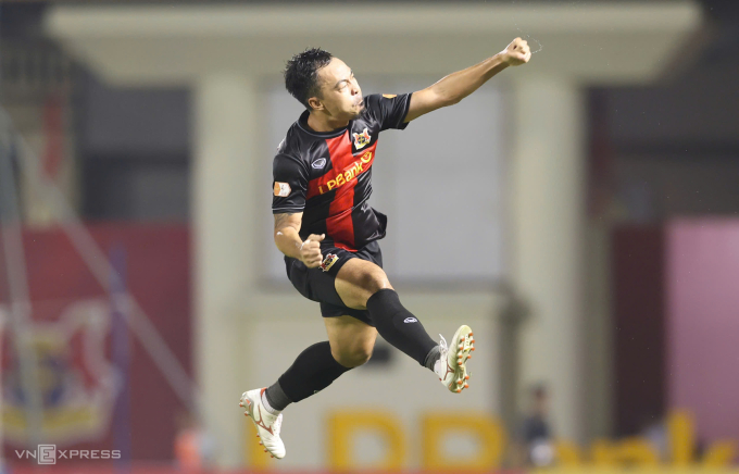 Đỗ Thanh Thịnh ăn mừng bàn thắng ở phút 34 trong trận Ninh Bình hạ Nam Định 2-0 ở vòng 4 V-League 2025-2026, trên sân Ninh Bình ngày 22/9/2025. Ảnh: Hoàng Huynh