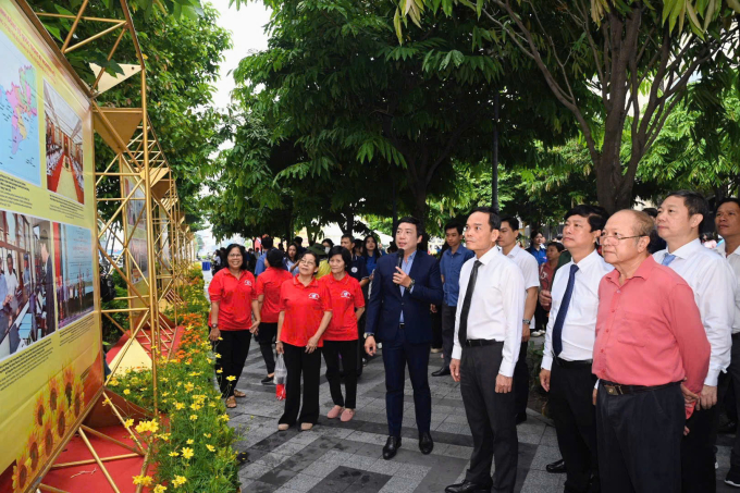 Bí thư Thành uỷ Trần Lưu Quang cùng tham quan triển lãm ảnh, sáng 23/9. Ảnh: An Phương