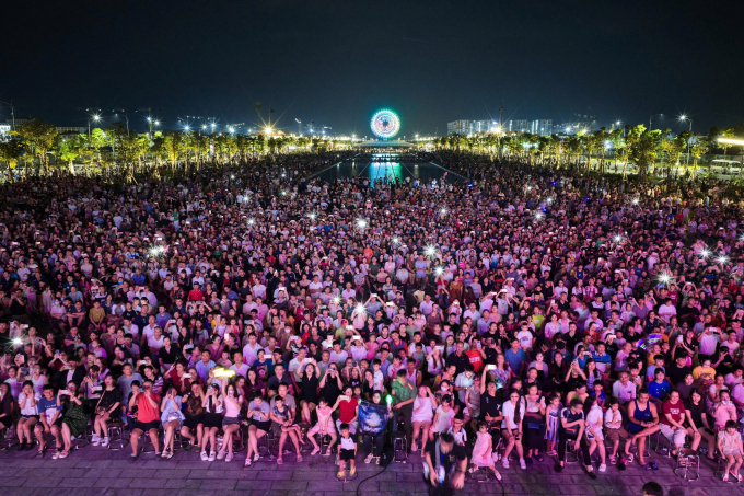 Hàng nghìn người dân và du khách tham dự chương trình nghệ thuật đặc biệt mừng Lễ Khánh thành và gắn biển các dự án, công trình trọng điểm. Ảnh: Sun Group