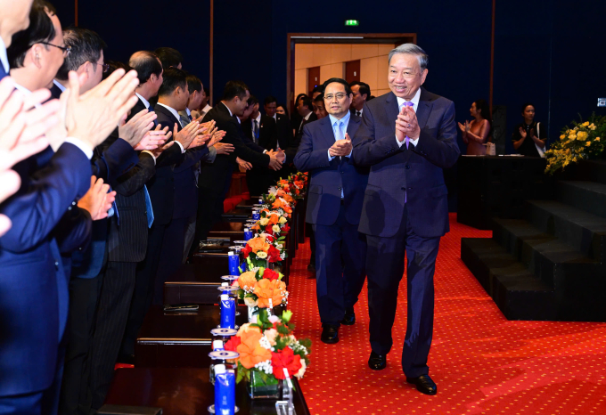 Tổng Bí thư Tô Lâm, Thủ tướng Phạm Minh và Bộ trưởng Khoa học và Công nghệ tham quan triển lãm 80 năm ngành Bưu chính Viễn thông, 66 năm ngành Khoa học và Công nghệ. Ảnh: Giang Huy