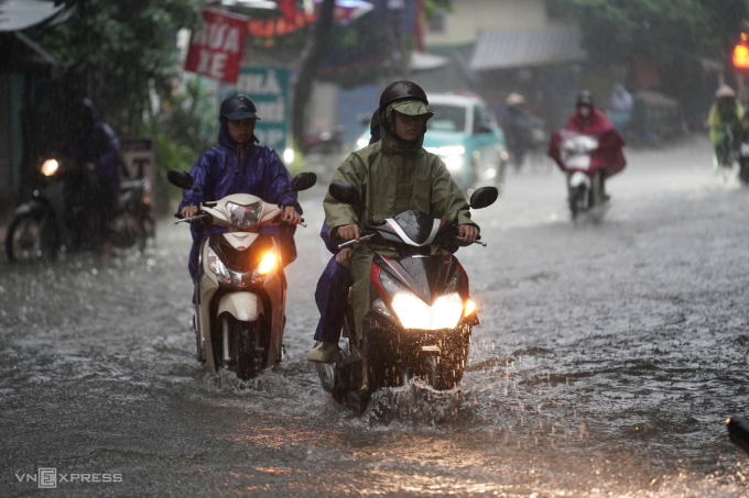 Người dân đi trên đường Chiến Thắng, phường Hà Đông. Ảnh: Hoàng Giang