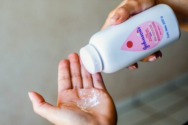 Johnson & Johnson: Gần 3.000 người Anh kiện vì phấn rôm gây ung thư?