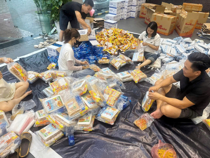Các thành viên trong nhóm của chị Sầm Thị Huệ tại Từ Liêm đang gói lương thực và nhu yếu phẩm chuẩn bị gửi đi vùng lũ, ngày 30/9. Ảnh: Nhân vật cung cấp
