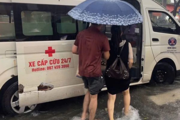 Hà Nội ngập lụt: Bệnh viện dùng xe trung chuyển bệnh nhân